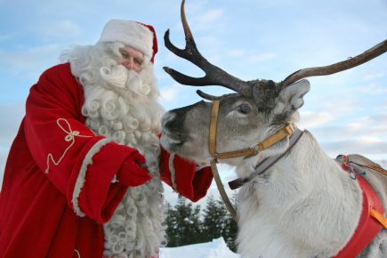 Joulupukki poron kanssa